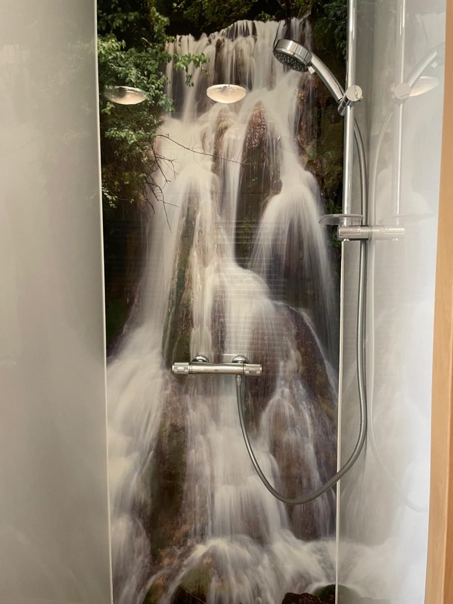 Duschrückwand mit Wasserfall-Motiv